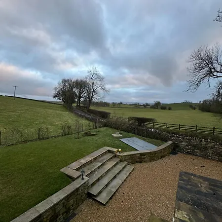 Feriehus Private Luxury Barn With Hot Tub And Outdoor Entertainment, Yorkshire Dales Sleeps 10! Airton