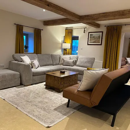 Private Luxury Barn With Hot Tub And Outdoor Entertainment, Yorkshire Dales Sleeps 10! Feriehus