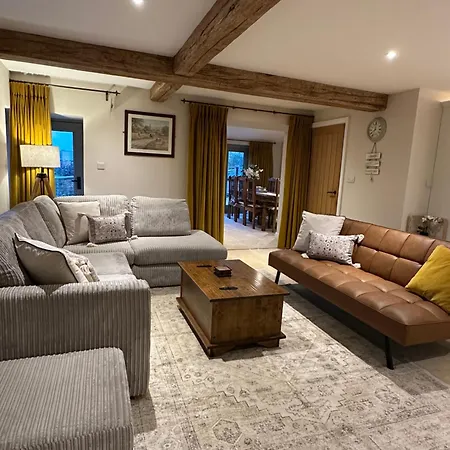 Private Luxury Barn With Hot Tub And Outdoor Entertainment, Yorkshire Dales Sleeps 10! Holiday home Airton