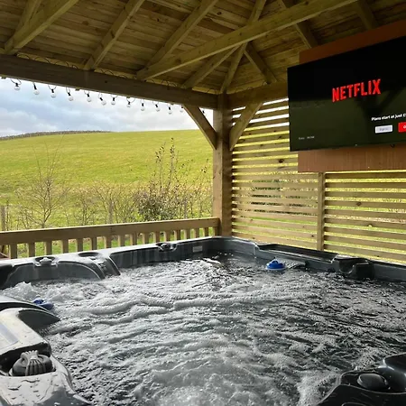 Private Luxury Barn With Hot Tub And Outdoor Entertainment, Yorkshire Dales Sleeps 10! Airton