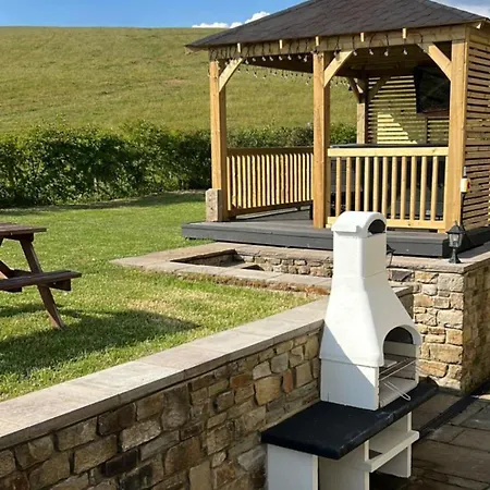 Casa de Férias Private Luxury Barn With Hot Tub And Outdoor Entertainment, Yorkshire Dales Sleeps 10!