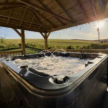Casa de Férias Private Luxury Barn With Hot Tub And Outdoor Entertainment, Yorkshire Dales Sleeps 10!