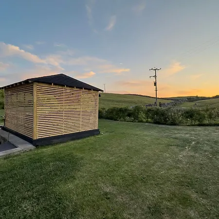 Casa de Férias Private Luxury Barn With Hot Tub And Outdoor Entertainment, Yorkshire Dales Sleeps 10! *
