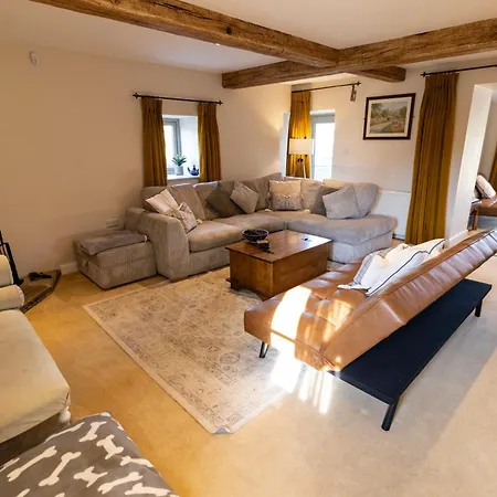 Casa de Férias Private Luxury Barn With Hot Tub And Outdoor Entertainment, Yorkshire Dales Sleeps 10!