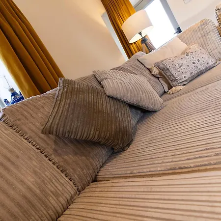 Private Luxury Barn With Hot Tub And Outdoor Entertainment, Yorkshire Dales Sleeps 10! Airton
