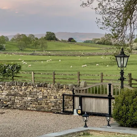 Private Luxury Barn With Hot Tub And Outdoor Entertainment, Yorkshire Dales Sleeps 10!