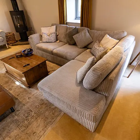 Private Luxury Barn With Hot Tub And Outdoor Entertainment, Yorkshire Dales Sleeps 10! Airton