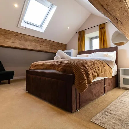 Private Luxury Barn With Hot Tub And Outdoor Entertainment, Yorkshire Dales Sleeps 10!