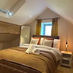 Private Luxury Barn With Hot Tub And Outdoor Entertainment, Yorkshire Dales Sleeps 10! * Airton